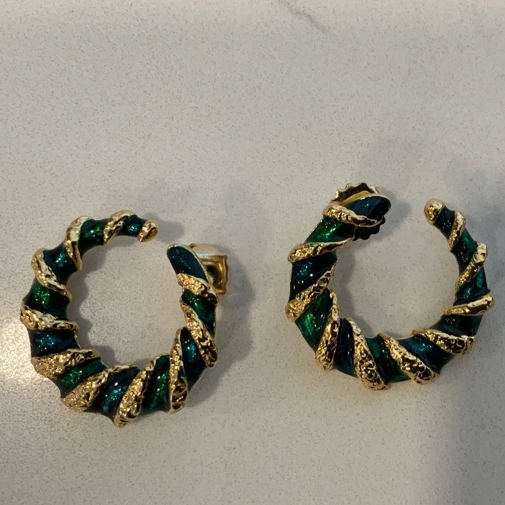 Vintage 1988 Avon Christmas Earrings - Picture 2 of 4